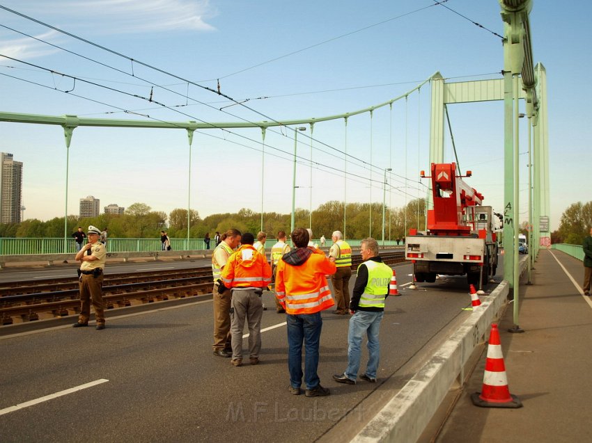 Arbeiter abgestuerzt vom PKW ueberfahren Koeln Muelheim Muelheimer Bruecke P21.JPG